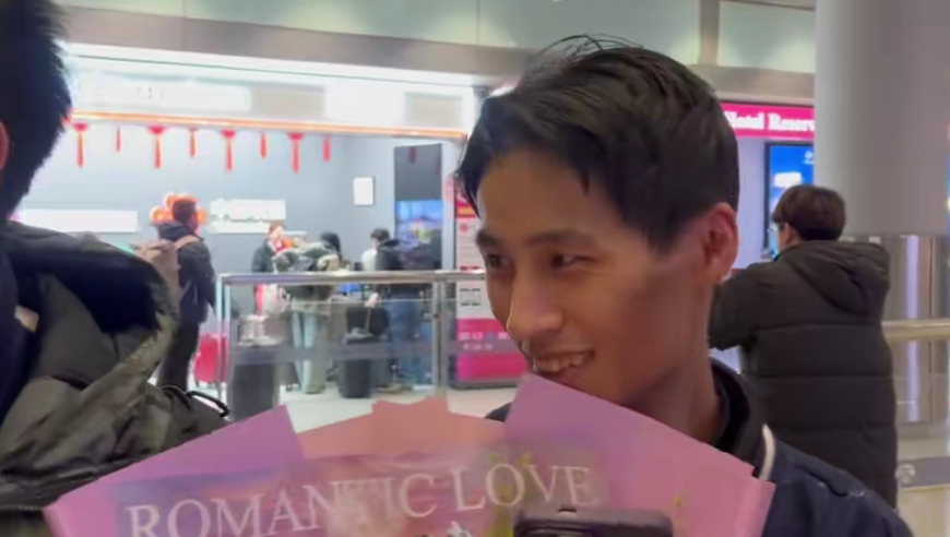 被养父母抛弃后 张云鹏漂泊24年，回国第一件事想吃饺子，记者现场教学家乡话