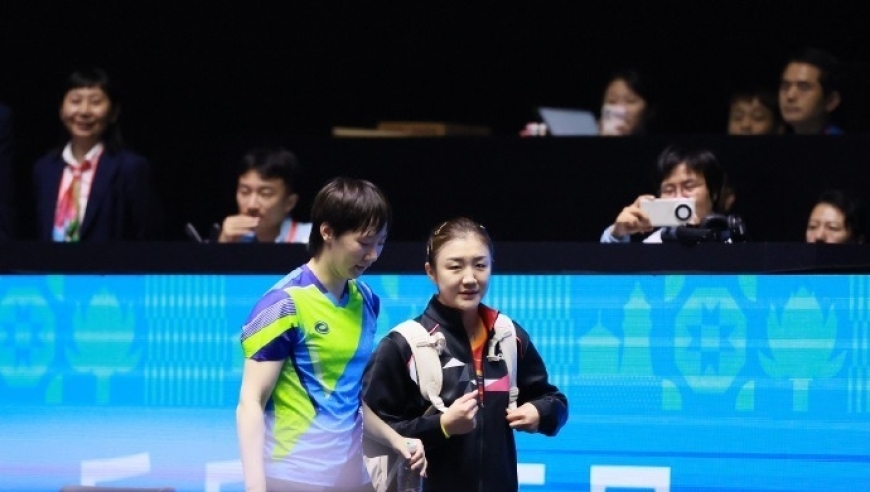 温情！陈梦被王曼昱淘汰出局赛后叫住对方，两人边走边聊开心叙旧