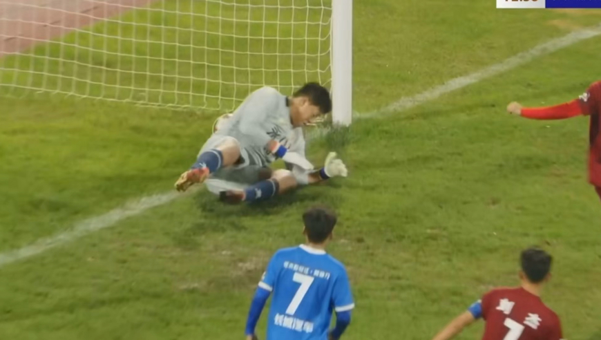 爆笑足球！渝超门将现超巨失误黄油手，皮球化身泥鳅从身下滑进门