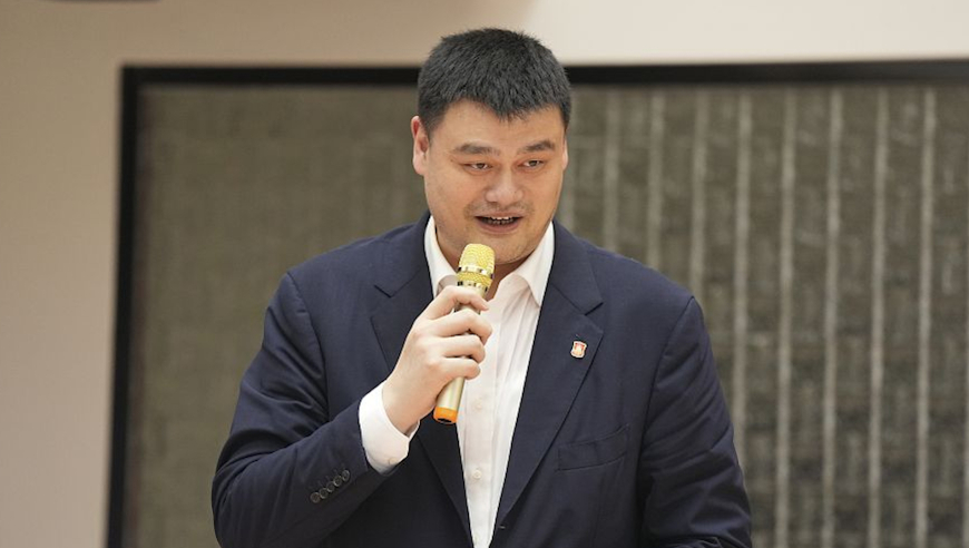 姚明父女现身上海机场，15岁姚沁蕾身高已1米9，像巨人误入矮人国