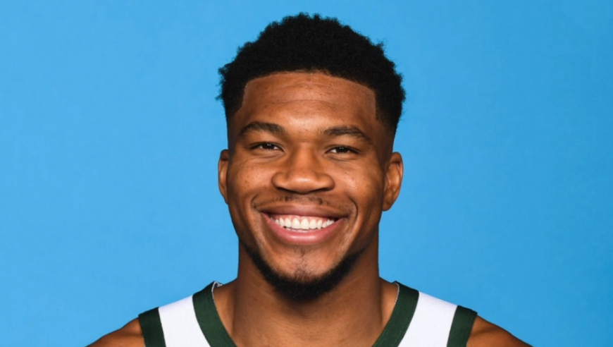 NBA球星字母哥“眼角淤青”，赛后自曝原因：在超市见义勇为，制服抢劫歹徒，被打到眼睛