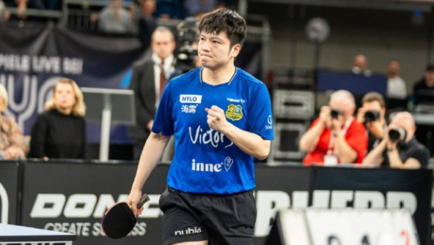 颁奖礼：樊振东低调登台，与队友开心聊天，笑容灿烂，举杯庆祝