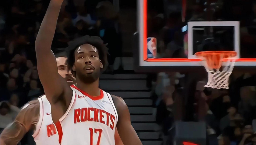 夸张！火箭伊森首节最后2.6秒命中半场压哨三分 解说都沸腾了
