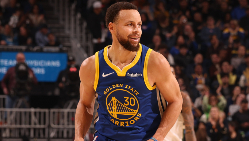 手感火热！库里vs雄鹿31分集锦：21投12中再现招牌晚安庆祝