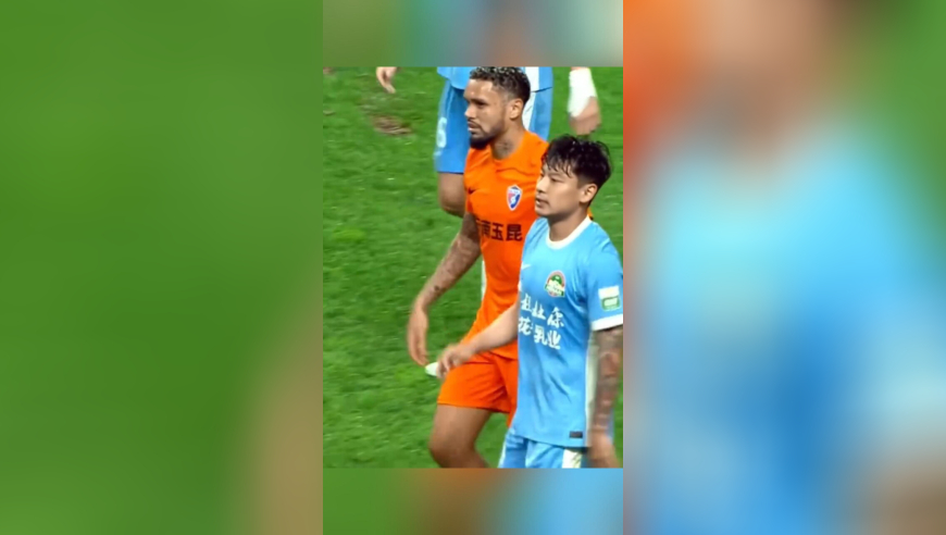 中超再现低级失误，接到队友回传球后踢进了自家大门