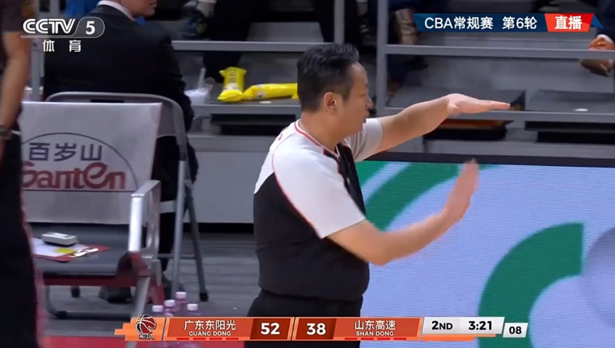 雪上加霜！克里斯不满判罚怒喷吃T 徐杰罚球后又命中穿心三分