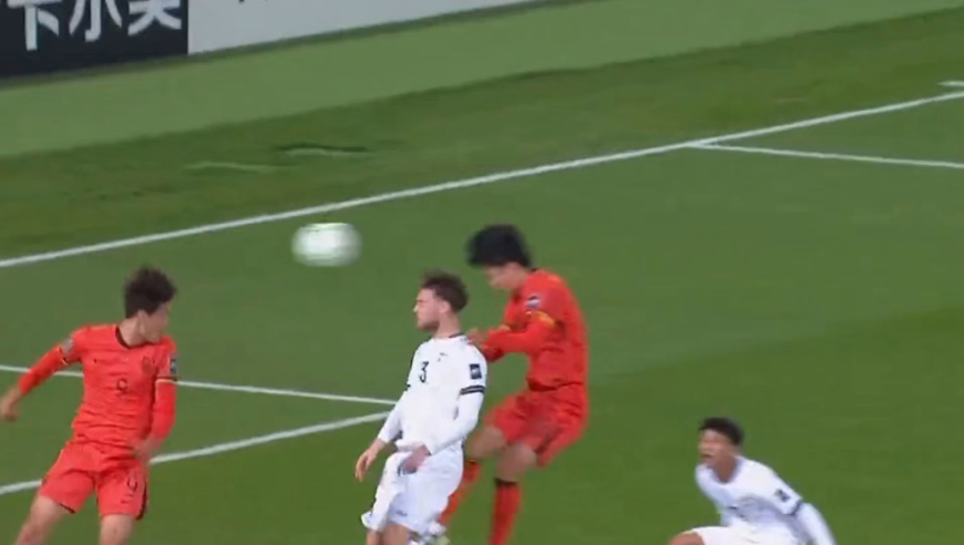 U23亚洲杯中国险些破门！王钰栋边路强突传中，王博豪高高跃起头槌