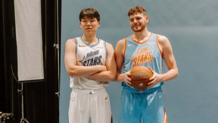 排面！麦迪甜瓜新秀更衣室和杨瀚森打招呼，小杨在瓜老大面前腼腆微笑