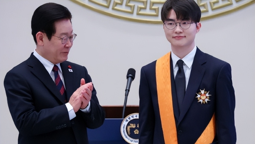 Faker获得青龙勋章，总统亲自颁奖，李哥笑容满面