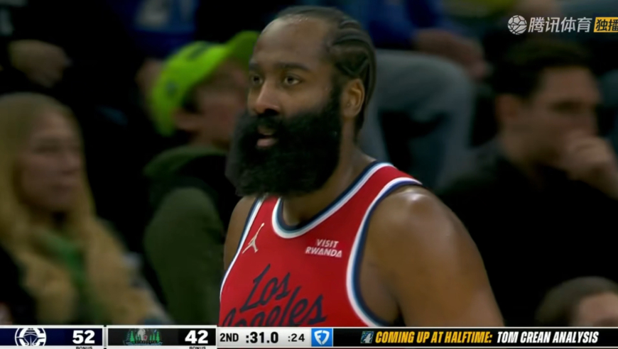 这动作有点危险！哈登投三分被戈贝尔凶残垫脚 裁判升级一级恶意