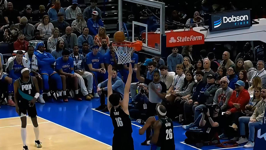 开拓者杨来了！杨瀚森首节替补登场 随后被雷霆以赛亚乔打成2+1