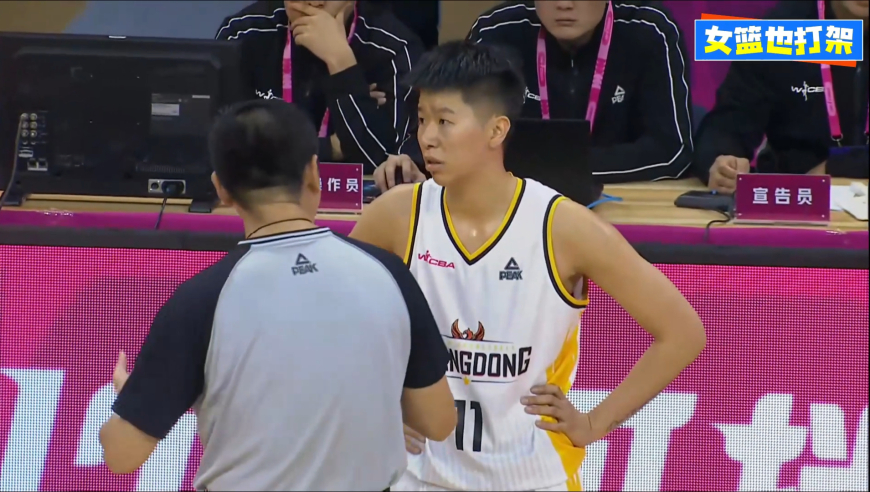 女篮打架这么猛！裁判差点被误伤黄思静一脸震惊  看看发生了什么