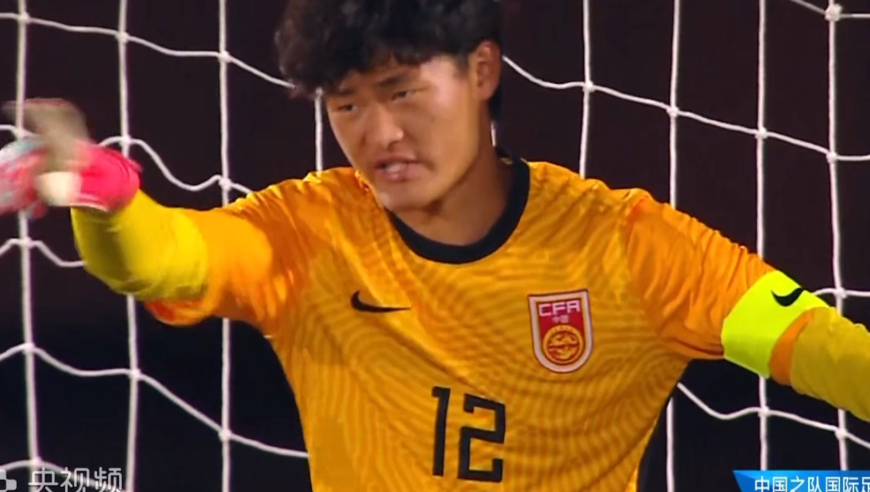 U16国足门将上演神扑！极限飞身双拳救险，打出乌兹超远死角电梯球