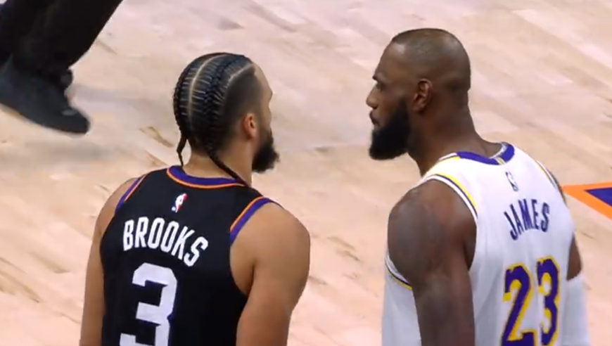 节目效果拉满！狄龙被驱逐全过程：比赛首尾两度挑衅詹姆斯吃T