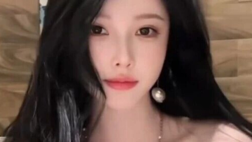 舞蹈主播停播2年，被质疑是被大哥包了，实际则是眼部调整11次失败？不敢面对大家！