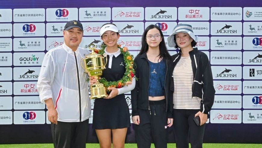 刘国梁抱起15岁女儿+亲吻脸颊：贺其获职业生涯首冠 剑指2028奥运