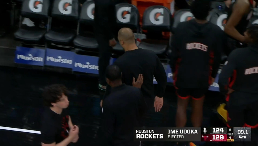 火箭公牛生死时刻太刺激！杜兰特一人对飚公牛全队 乌度卡破防被驱逐