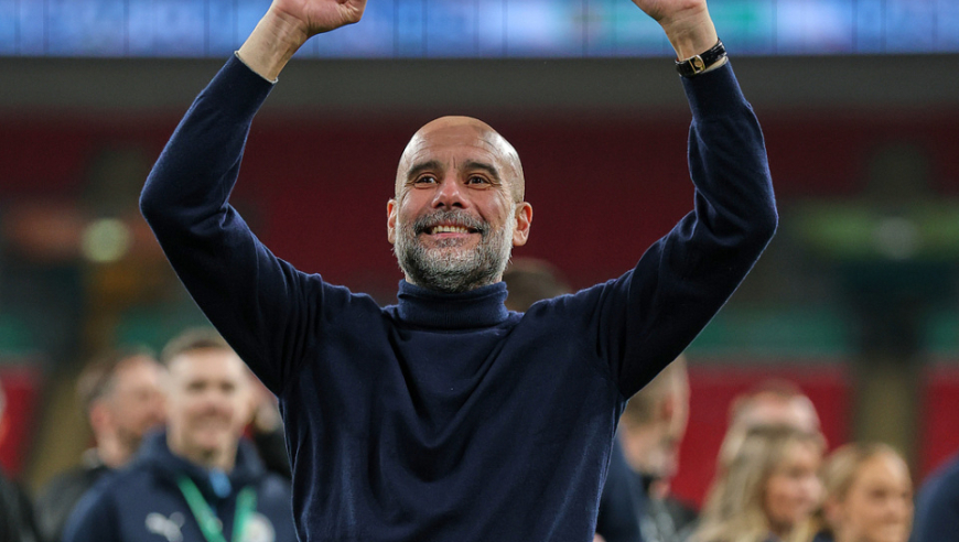 55岁瓜帅怒踹广告牌+狂奔庆祝染黄！成5夺联赛杯首人，40冠仅追爵爷