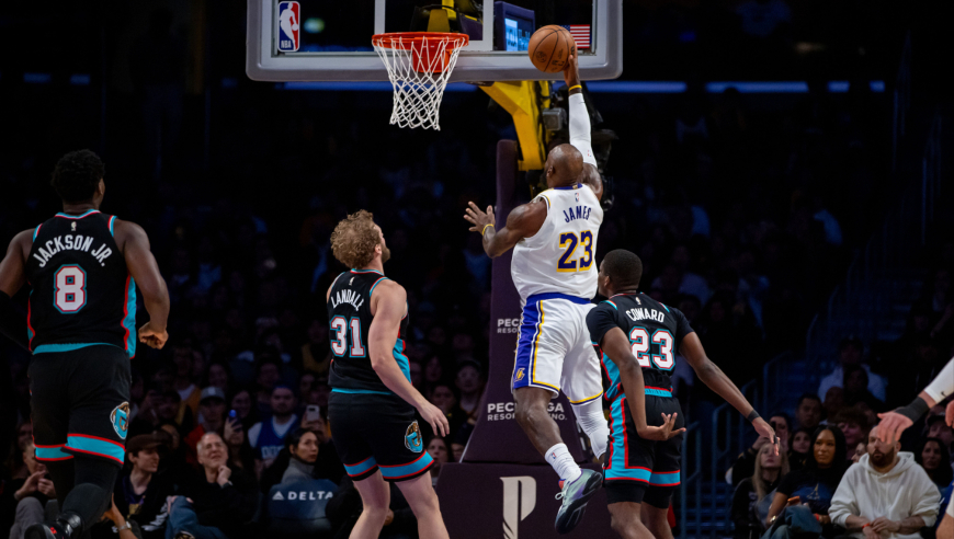 湖人灰熊决胜时刻：詹姆斯打出统治力 东契奇连进三分收下比赛