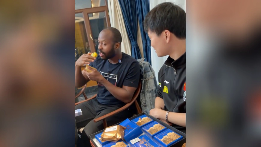 非洲冠军阿鲁纳在中国过中秋节！秀中文说：月饼好球，中秋快乐