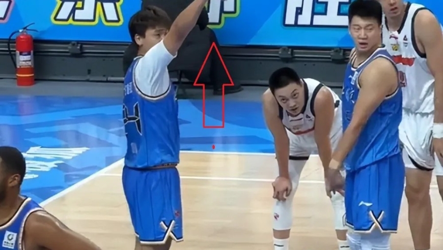 撞翻徐杰不道歉！周琦找裁判理论，赵睿暖心举动高下立判？