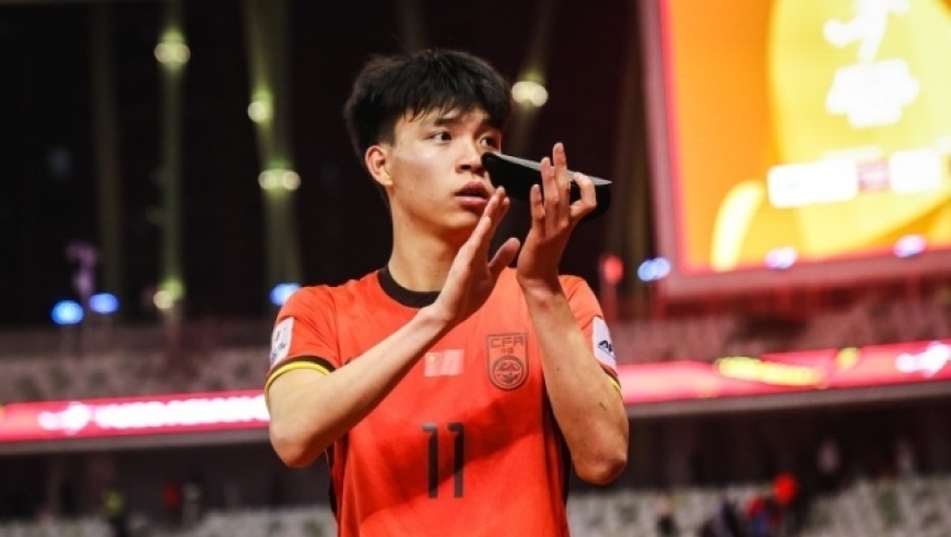 18岁199天！王钰栋轰国足处子球，疯狂脱衣庆祝，队史仅次2人
