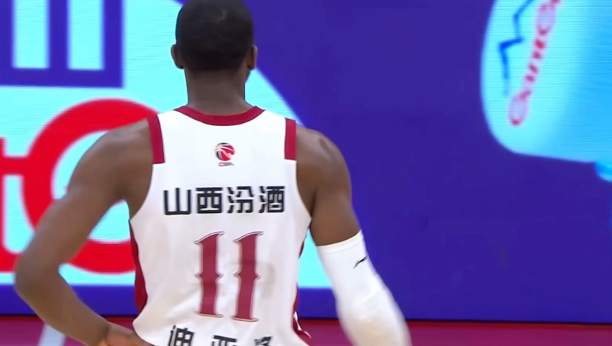 冲突！迪亚洛肘击进攻犯规 山西主帅夸张抱怨驱逐+李慕豪挑衅吃T