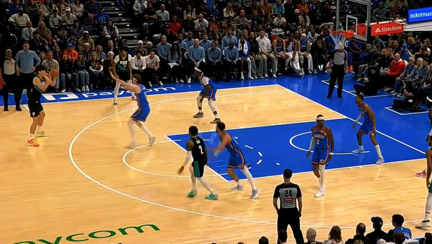 杨瀚森vs雷霆第三节三分钟全过程：出场就犯规 防住SGA+命中三分