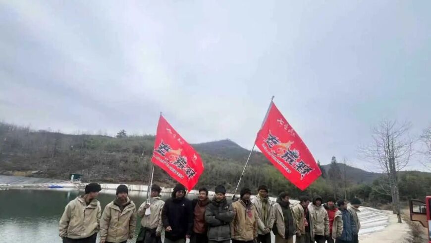 荒野求生决赛第6天2人退赛，“建弟”食用过多螃蟹致腹痛，退场时情绪失控，场上还剩11名选手