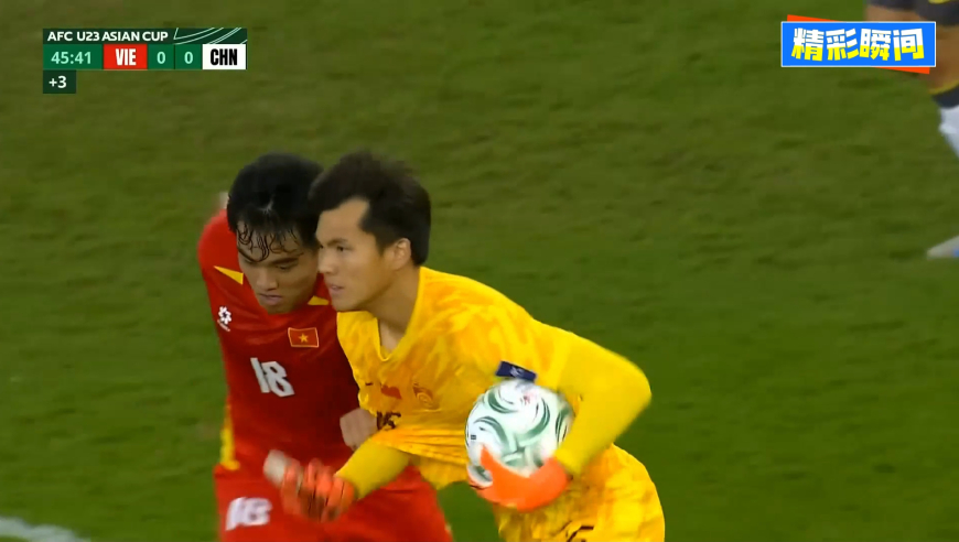 李昊太机智！面对对手犯规立马将球踢出 造成对手吃黄