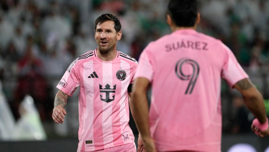 38岁梅西再轰神仙球！狂飙半场过两人一条龙，球迷膜拜+队友鼓掌