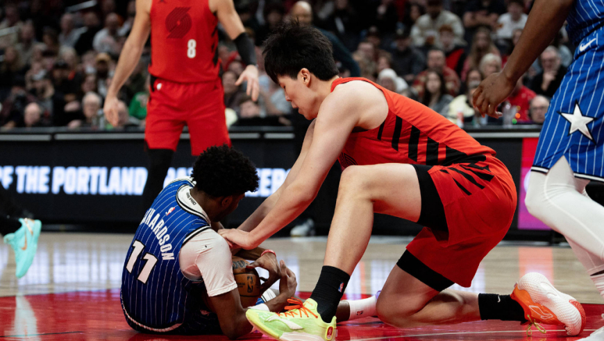 杨瀚森vs魔术替补八分钟集锦：4分2板2助1抢断1盖帽填满数据栏