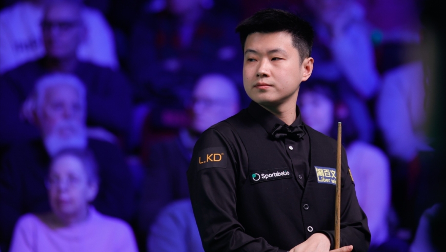 赵心童差点摔袋 却利用袋角做出斯诺克 希金斯被罚8分+送自由球