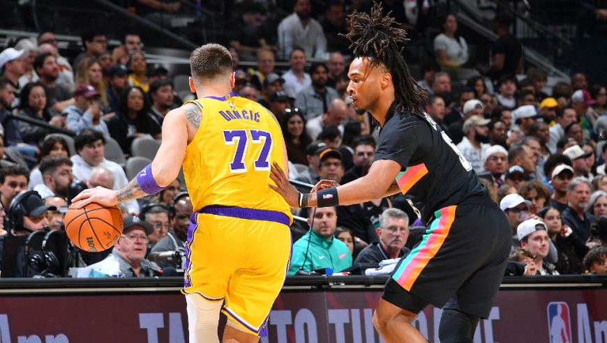 8日NBA官方十佳球：东契奇送半场超远空接 两记三分绝杀包揽前二