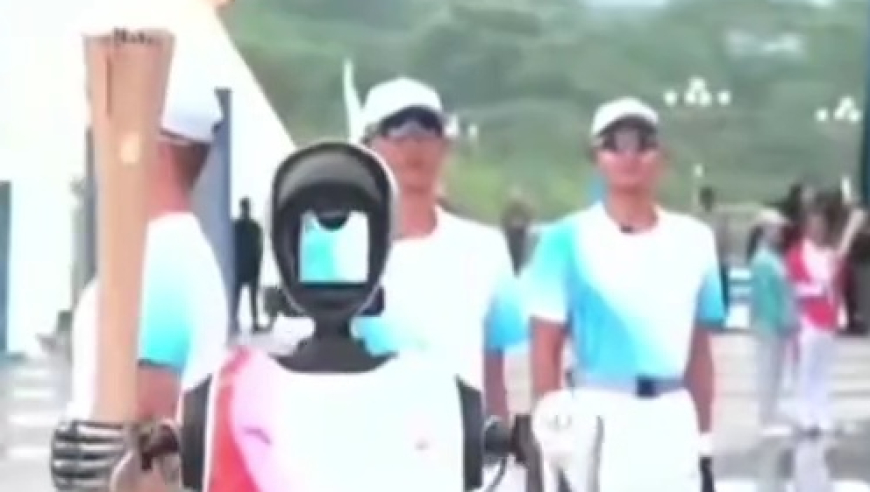 第十五届全国运动会火炬传递启动仪式于今天9时在深圳市莲花山公园举行