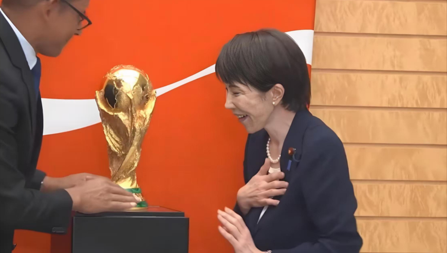 捂胸、喘气、连声惊呼：高市早苗第一次摸世界杯，现场反应被指&ldquo;表演太夸张&rdquo;