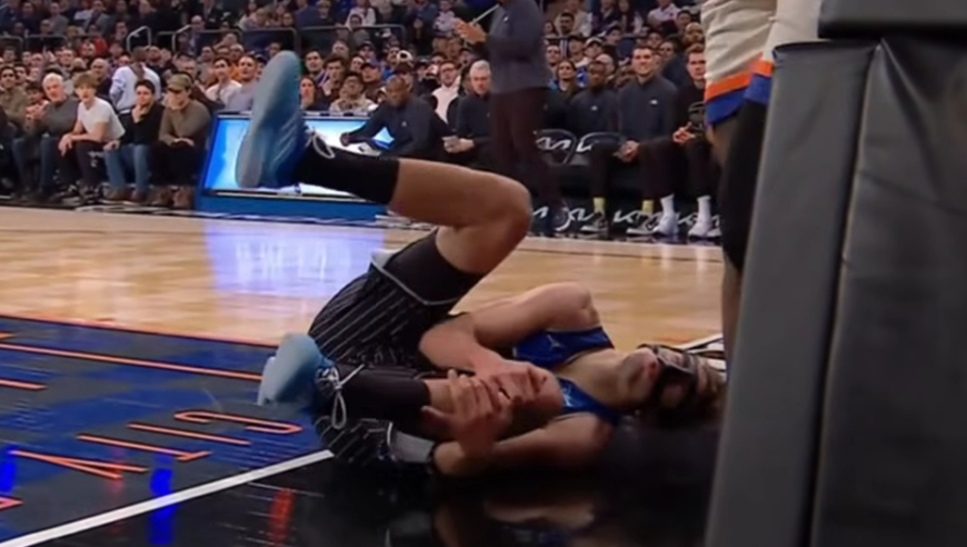 小瓦格纳重伤！尝试空接遭对手犯规摔倒 左腿无法承重被搀扶离场