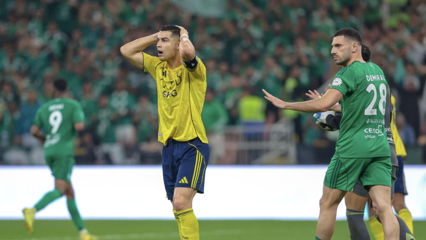 利雅得胜利2-3，失望的不是输球，而是队长C罗的态度，冲突躲在一边