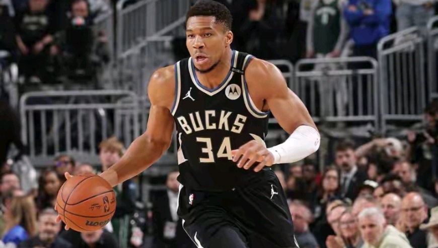 这都不吹？字母哥离谱5步上篮，现场解说员都看不下去了