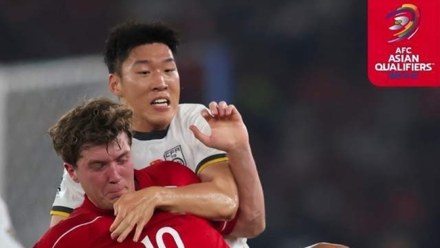 0-1落后 国足球员慢悠悠离场！队医急了：拽着胳膊跑下场