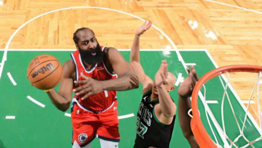 哈登空砍37+7+8燃尽了！下半场爆发轰32分 连中神仙三分+憾失绝平