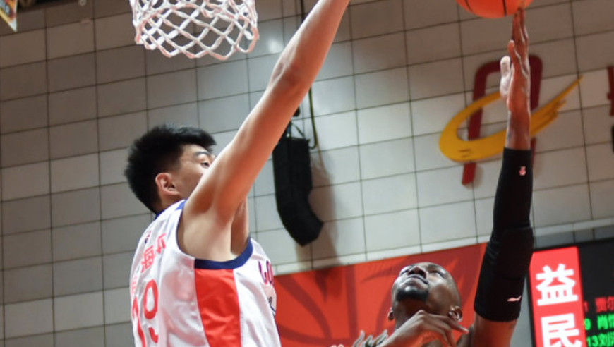 爆砍27+14+4帽，攻防两端羞辱NBA首轮秀！球迷：离开杜锋打成周琦了