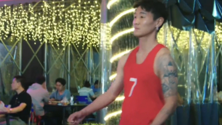 演技如何？韦世豪客串电影秀脚法，连续将3个啤酒罐踢进垃圾桶