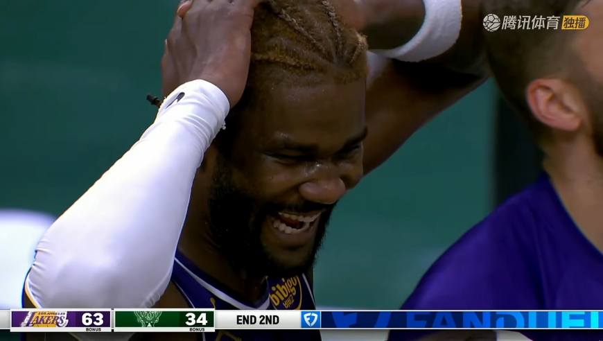 脸都不要了！雄鹿半场落后31分被打花 湖人完成极限压哨补篮