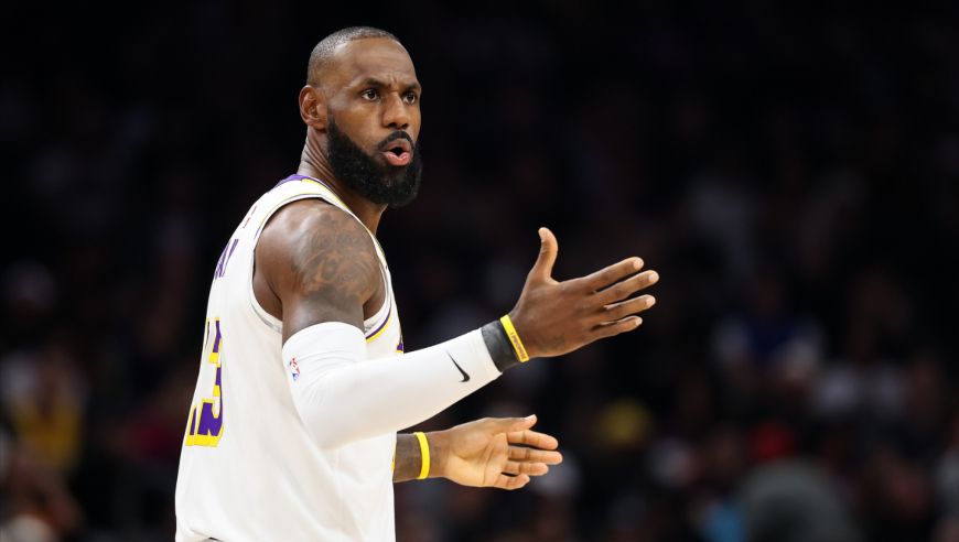 最后30秒戏剧拉满！狄龙极限三分后被驱逐 老詹频丢罚球惊出冷汗