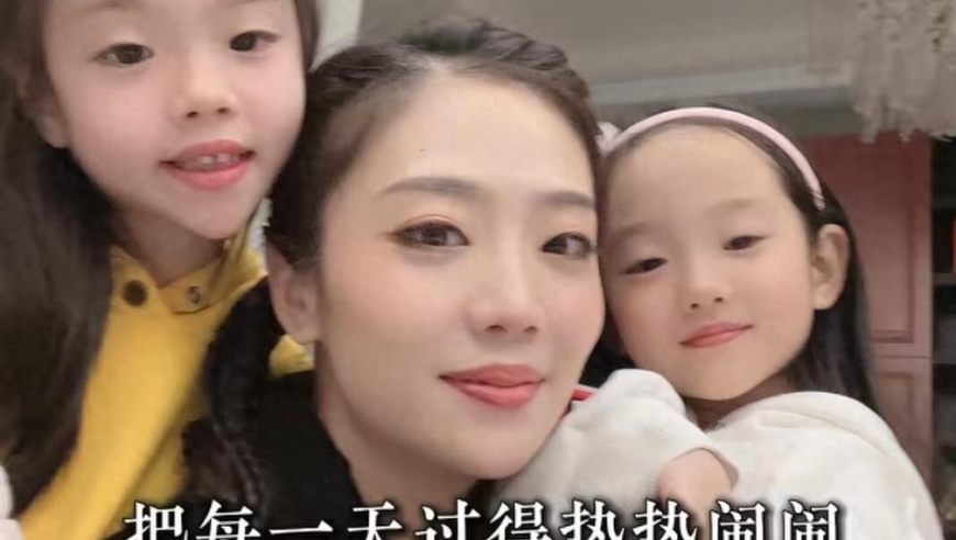 杨威女儿9岁生日，姐姐个头矮一截，妹妹近视眼，双胞胎差别好大