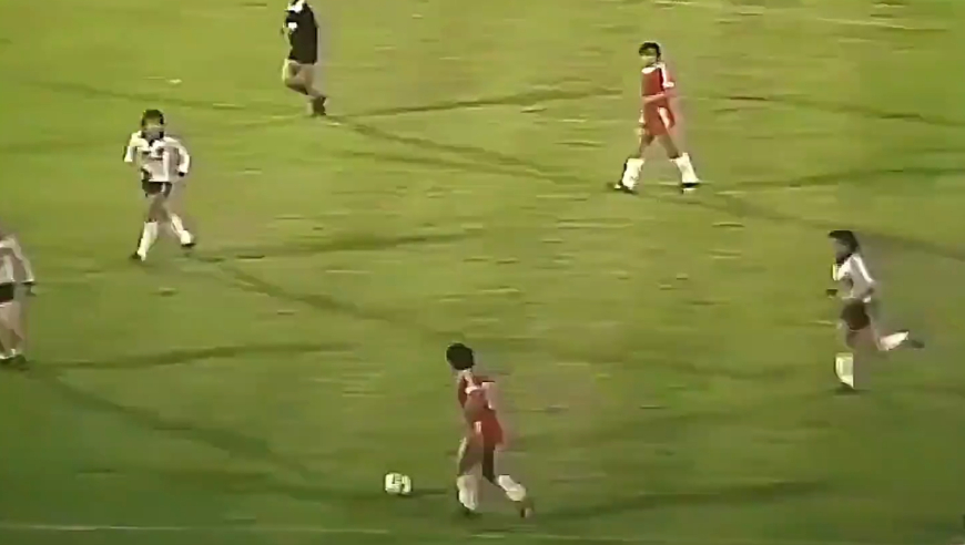 马拉多纳为什么叫球王，看看他19岁的表现！｜体坛记忆