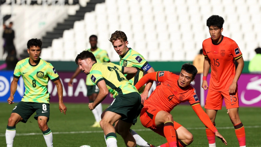 不服气，澳洲主帅U23国足踢得丑陋，1脚射门就进球了，龟缩防守