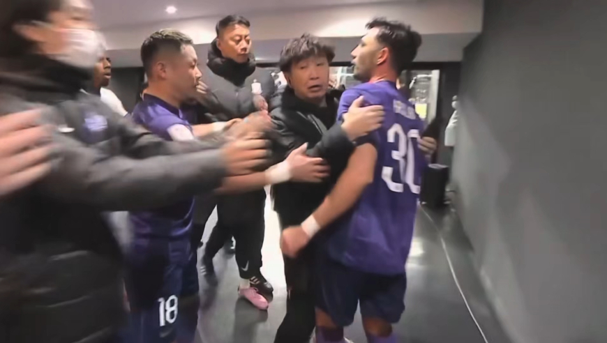 火气太大！广岛球员半场结束在通道“偷袭”高天意，双方爆发冲突