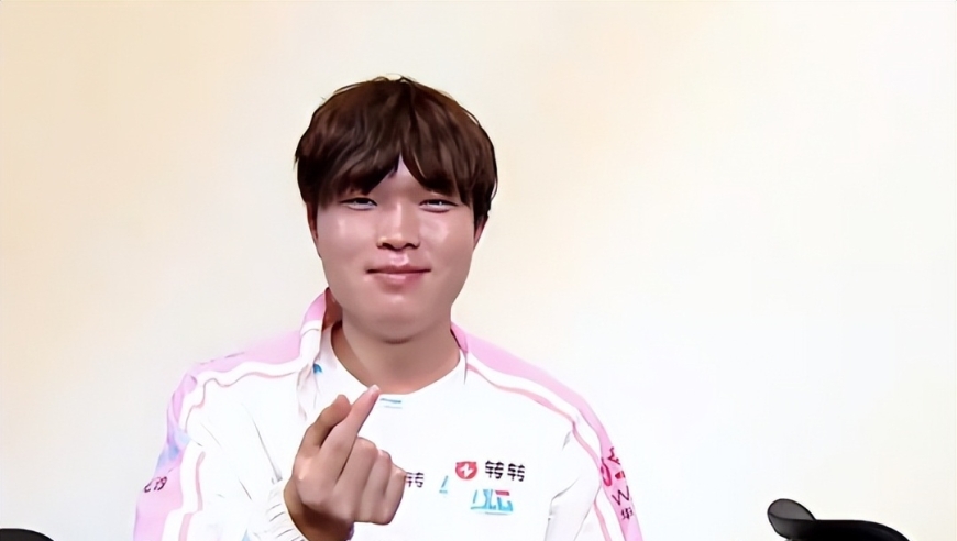 BLG零封NIP，Bin赛后心情大好，比心加上展示手臂肌肉，真会玩